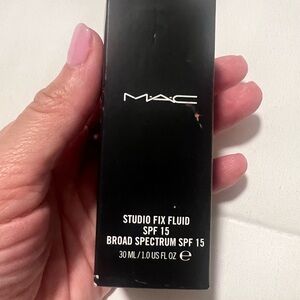 MAC Studio Fix Fluid SPF 15 Foundation